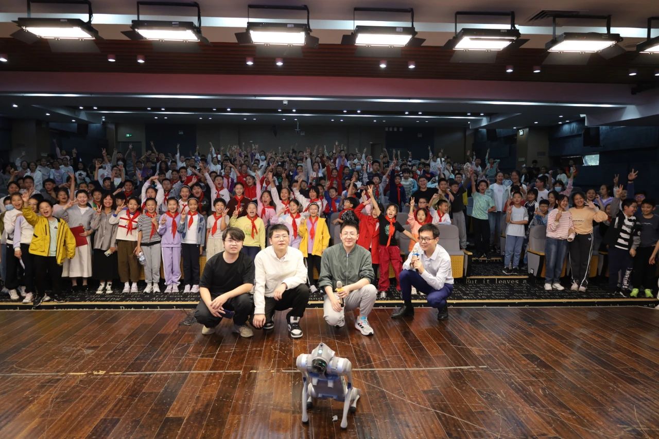 KI im Klassenzimmer: Weisheit erleuchtet die Zukunft. Autolink kooperiert mit der Taihu New City Primary School der Wuxi Normal University zur Durchführung einer gemeinnützigen KI-Wissenschaftsveranstaltung